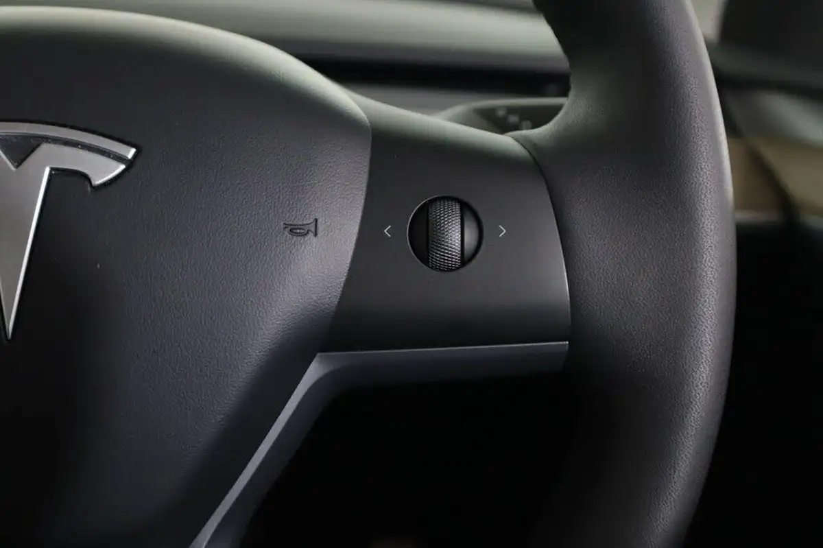 2023-tesla-model-y-e-performance-big-12