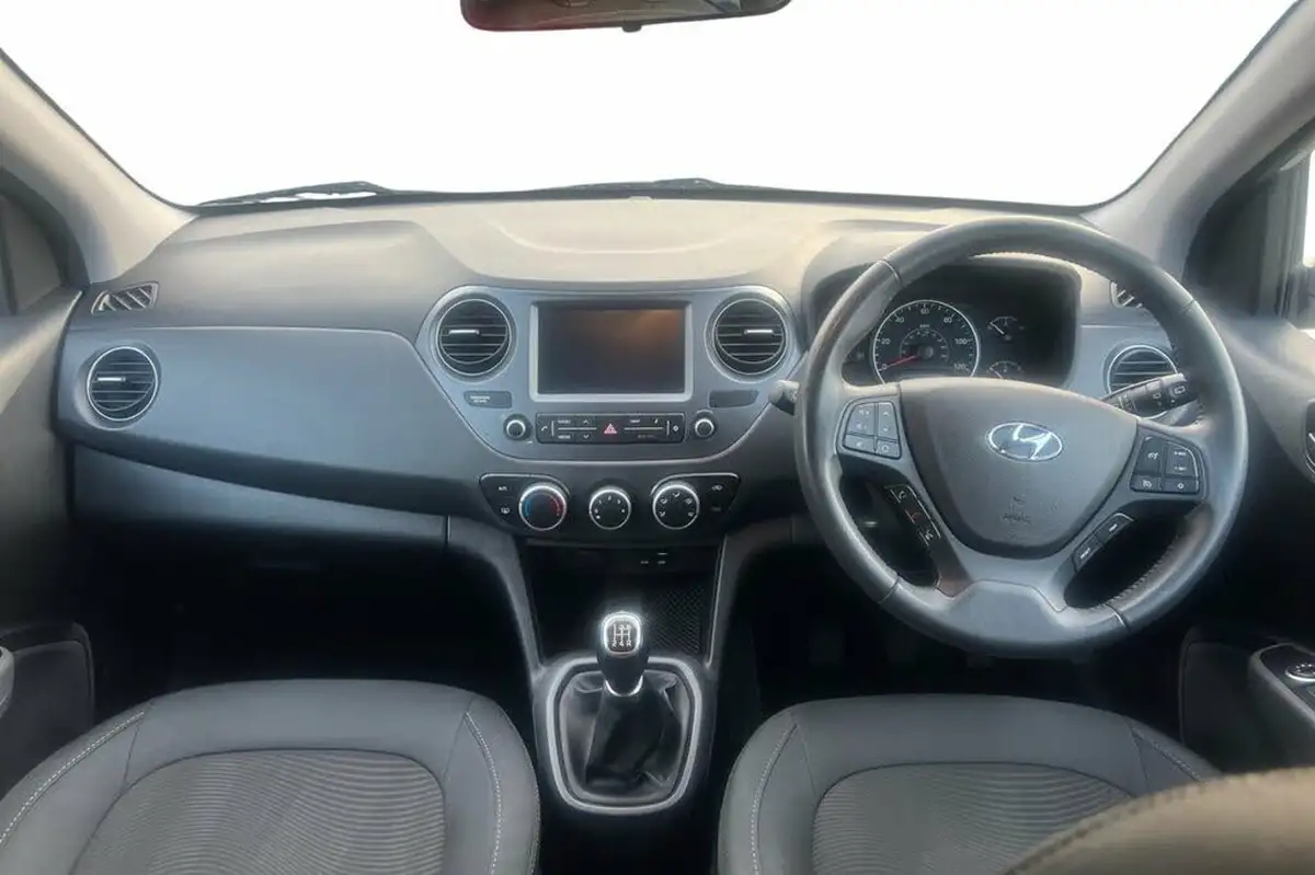 2019-hyundai-i10-10-play-big-9