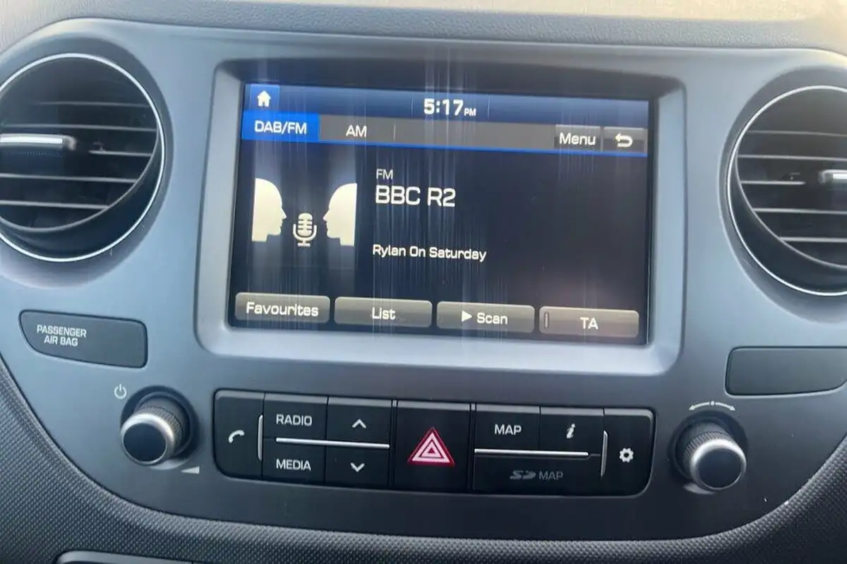 2019-hyundai-i10-10-play-big-31