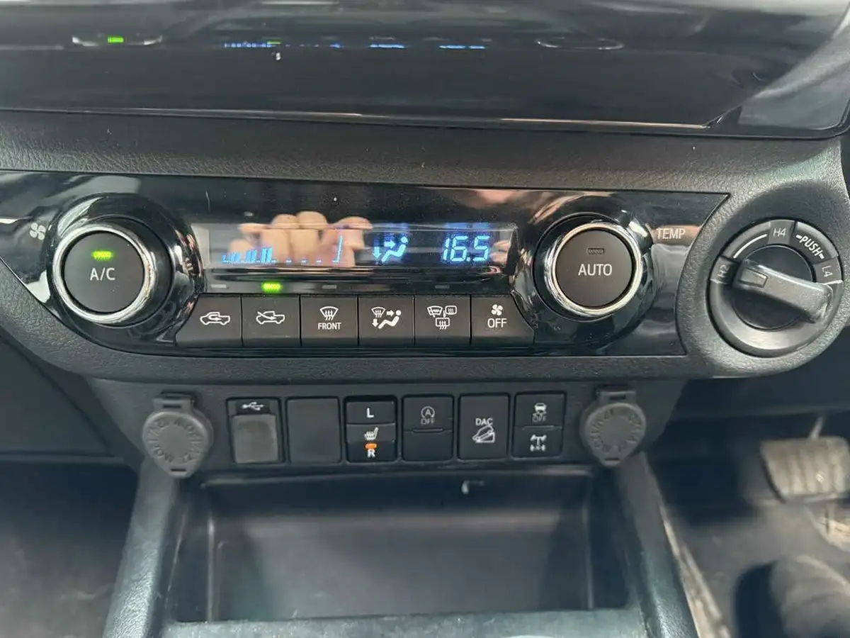 2021-toyota-hi-lux-28d-4d-invincible-x-at35-204hpeu6dt-e-big-17