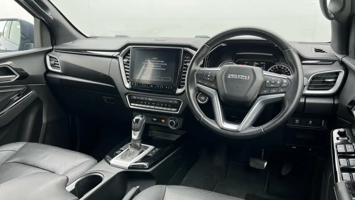 2023-isuzu-d-max-19td-v-cross-auto-big-8