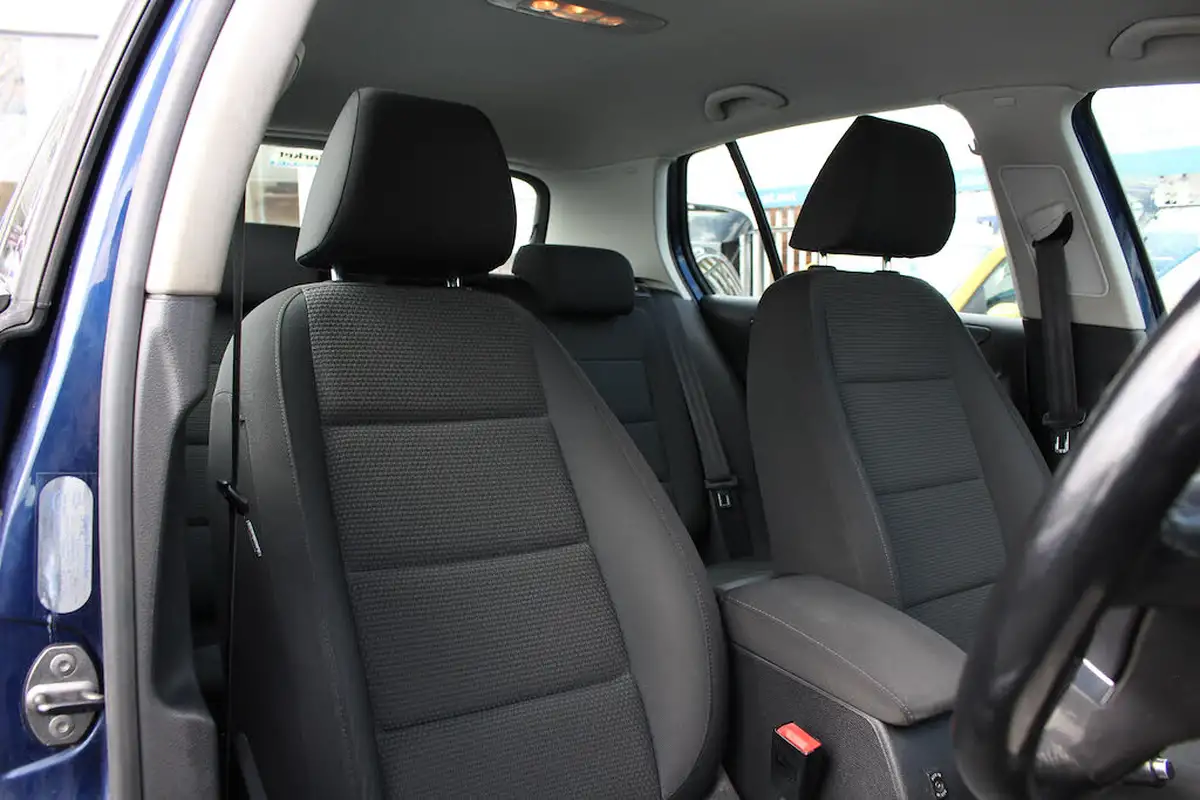 2012-volkswagen-golf-16td-blue-motion-match-5d-big-13