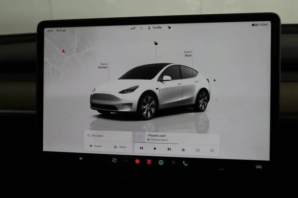2022-tesla-model-y-e-long-range-big-15