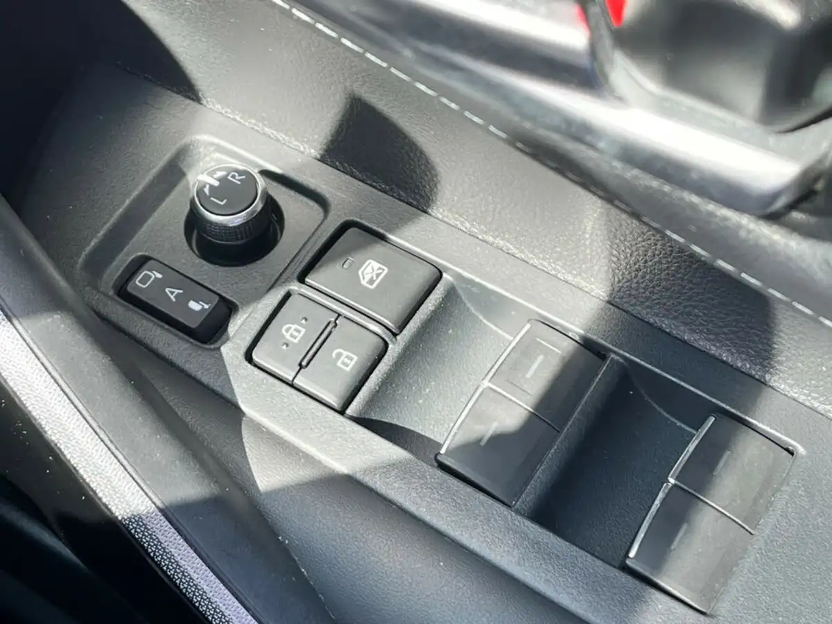 2021-toyota-corolla-18-vvt-i-design-trk-hatchback-5d-big-54
