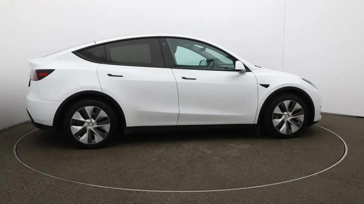 2023-tesla-model-y-e-long-range-big-42