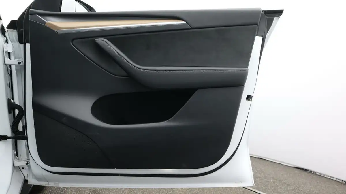 2022-tesla-model-y-e-long-range-big-15
