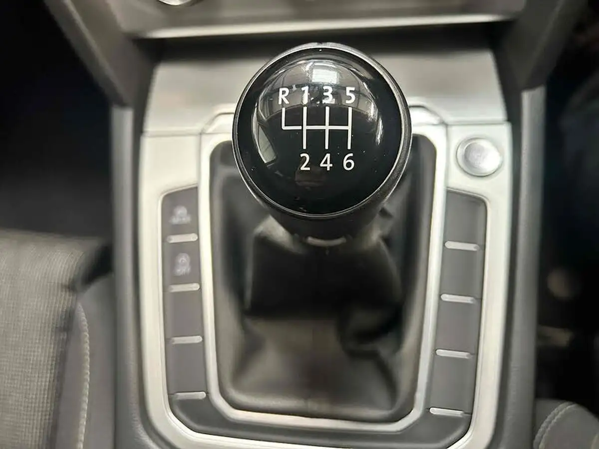 2016-volkswagen-passat-20tdi-se-business-estate-5d-big-13