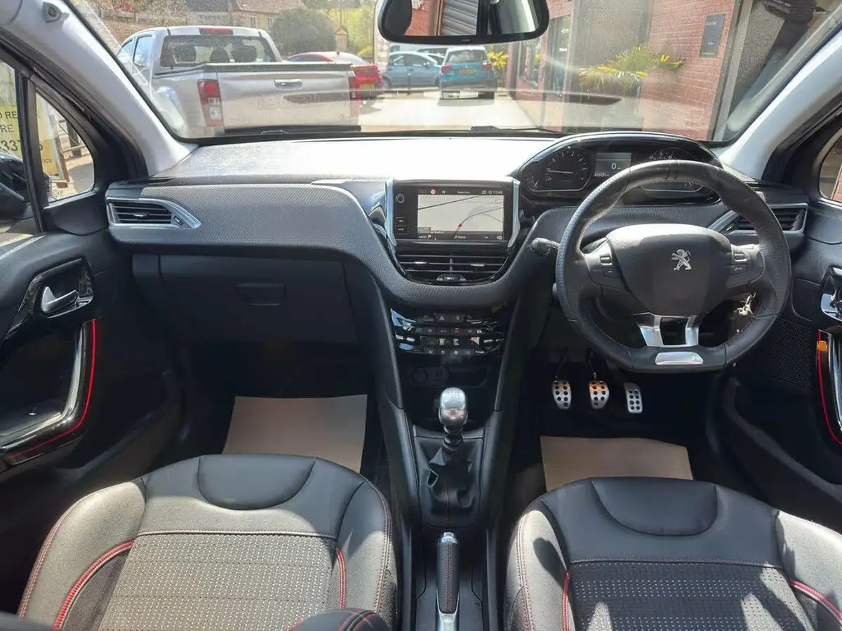 2019-peugeot-208-12-puretech-gt-line-110bhp-big-14