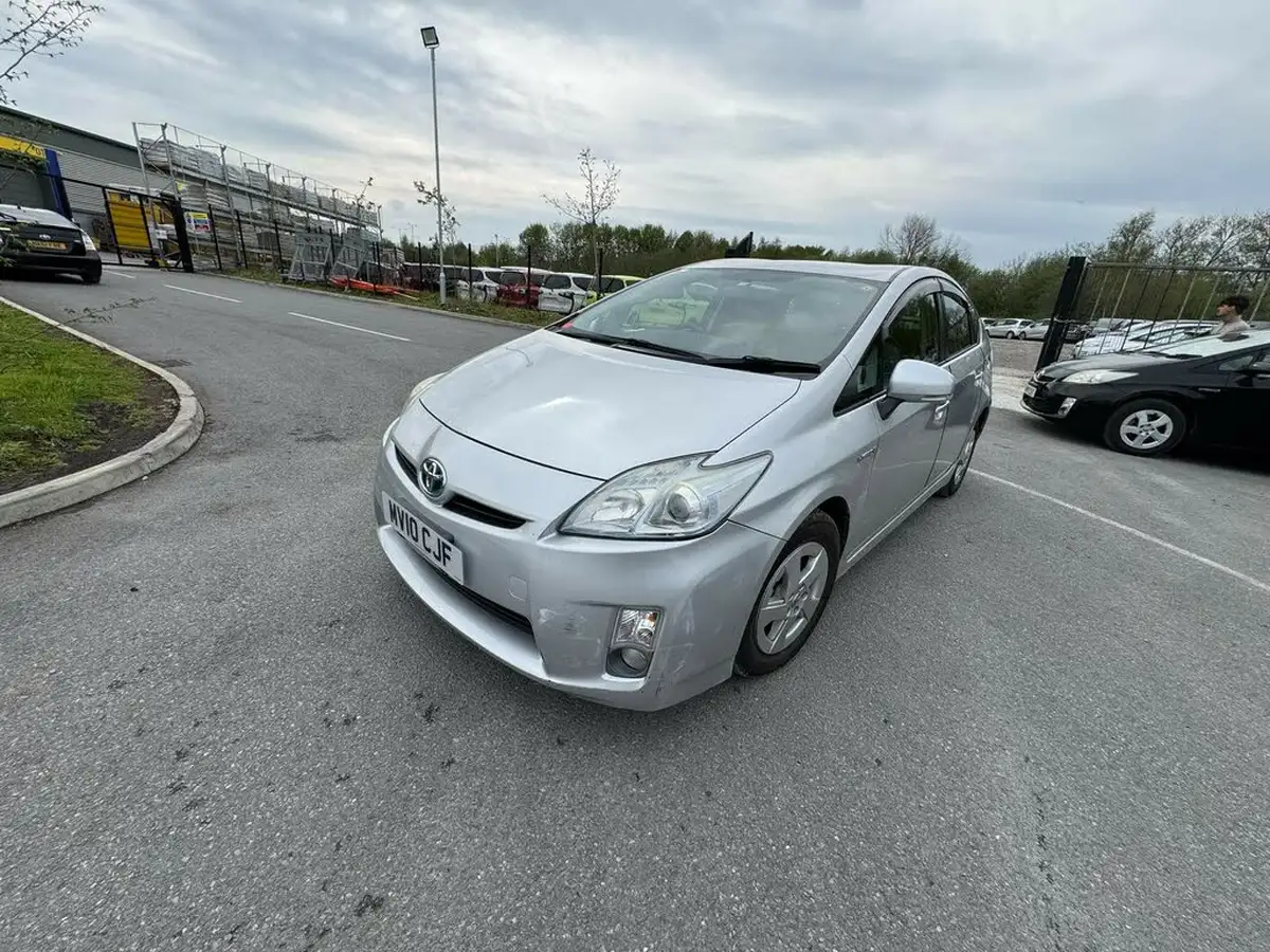 2010-toyota-prius-big-20