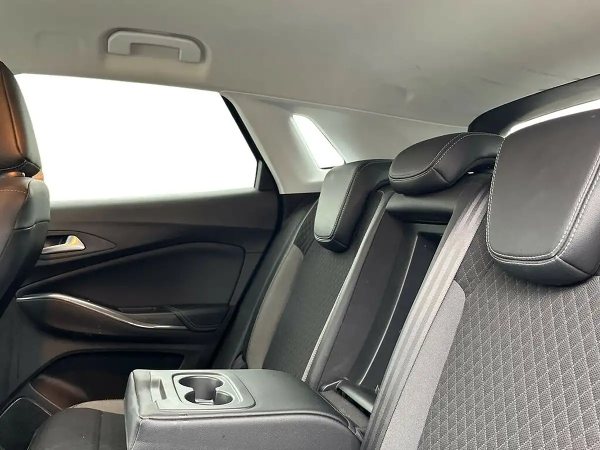 2020-vauxhall-grandland-x-12-sri-nav-big-8