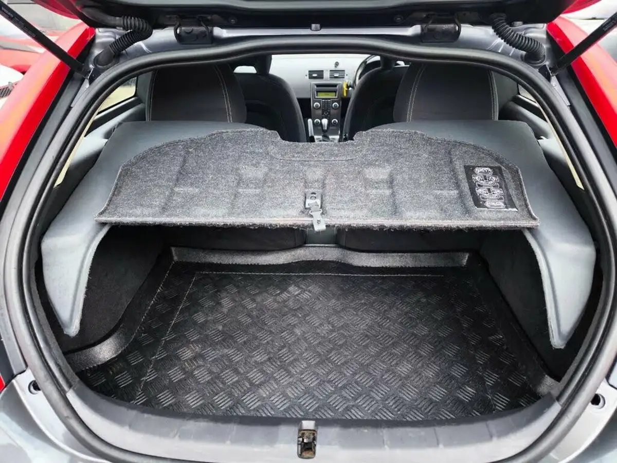 2010-volvo-c30-16-r-design-hatchback-3d-big-18