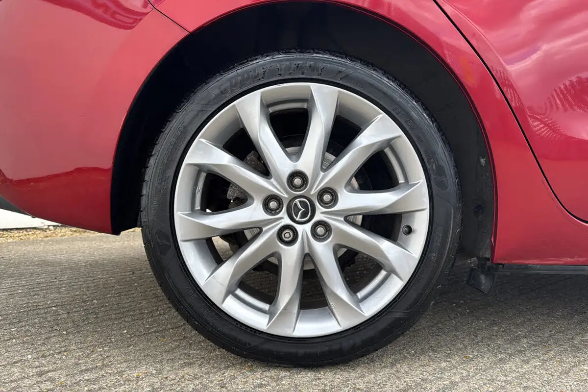2015-mazda-mazda3-20-sport-nav-120ps-fastback-4d-big-6