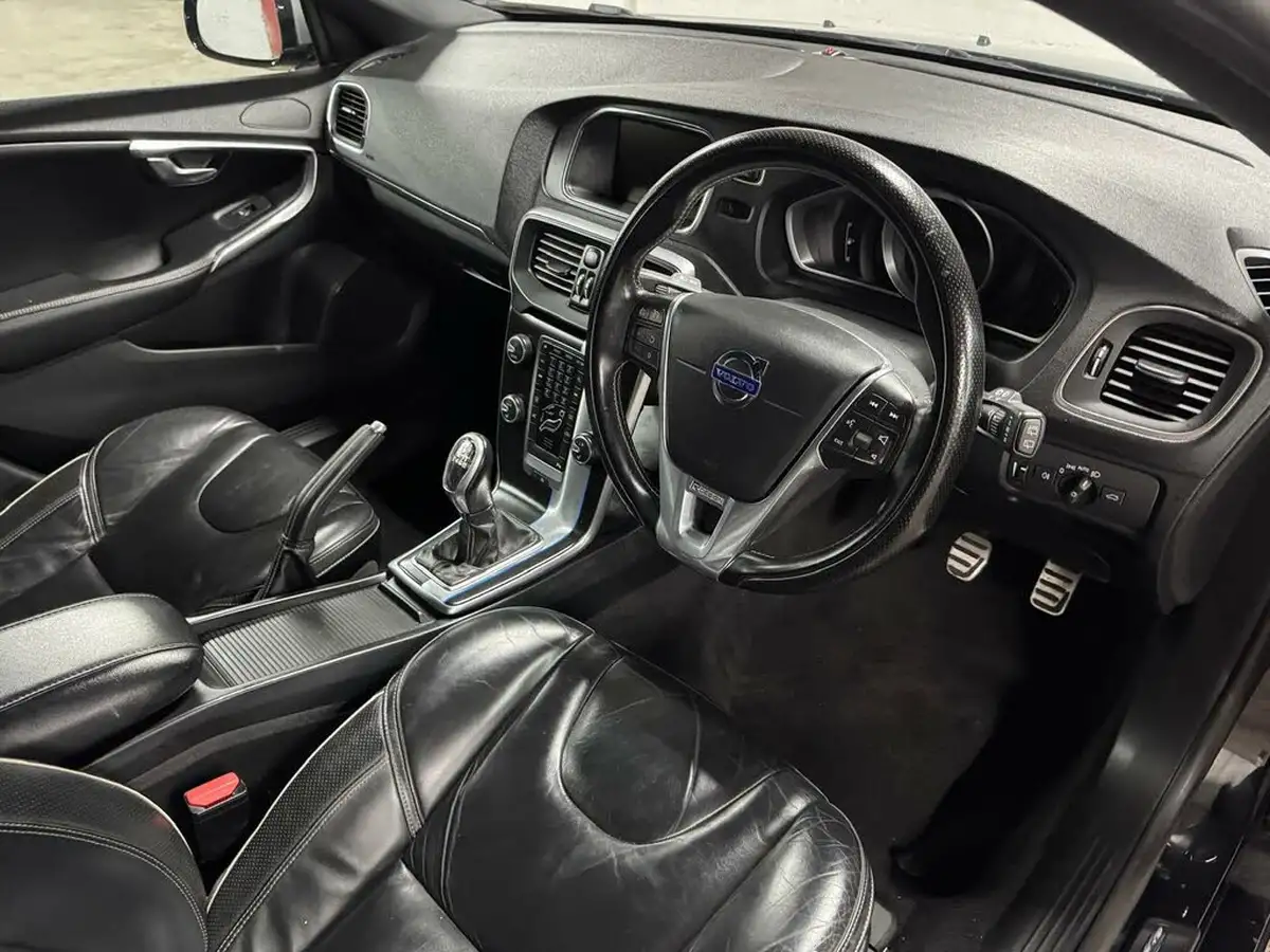 2014-volvo-v40-20td-d3-r-design-lux-nav-big-9