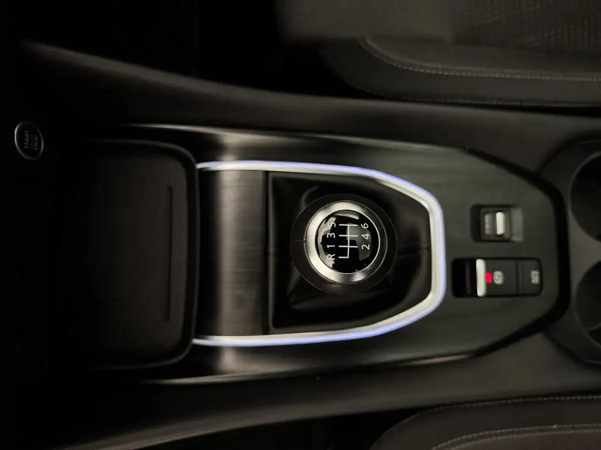 2022-nissan-qashqai-13-dig-t-premiere-edition-140ps-big-17