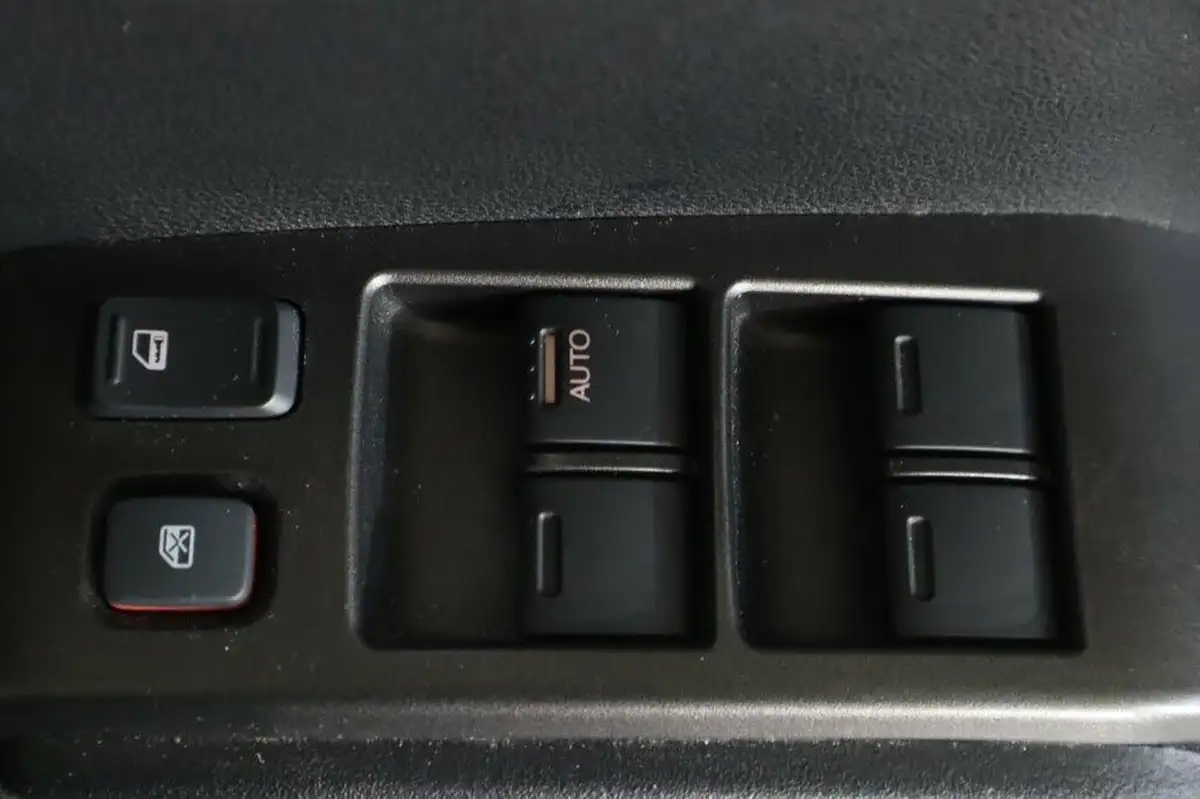 2013-honda-jazz-14-es-plus-big-24