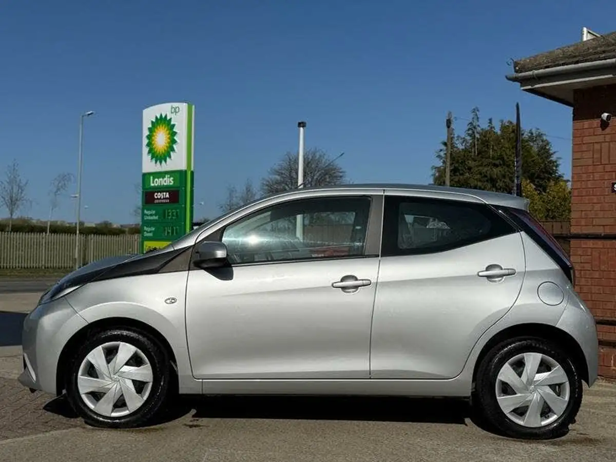 2015-toyota-aygo-10-vvt-i-x-play-5d-big-9