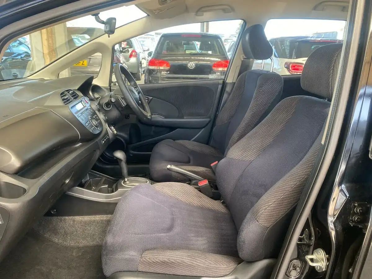 2012-honda-jazz-14-es-cvt-big-9