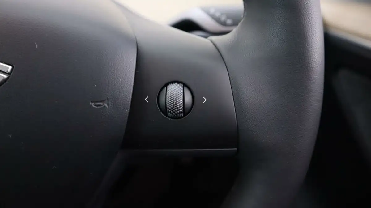 2023-tesla-model-y-e-long-range-big-23