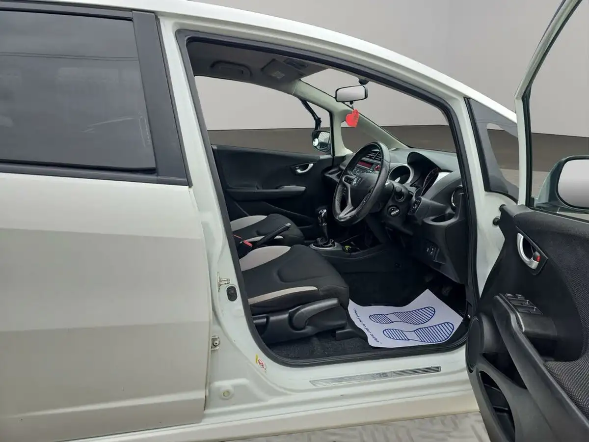 2013-honda-jazz-14-si-big-14