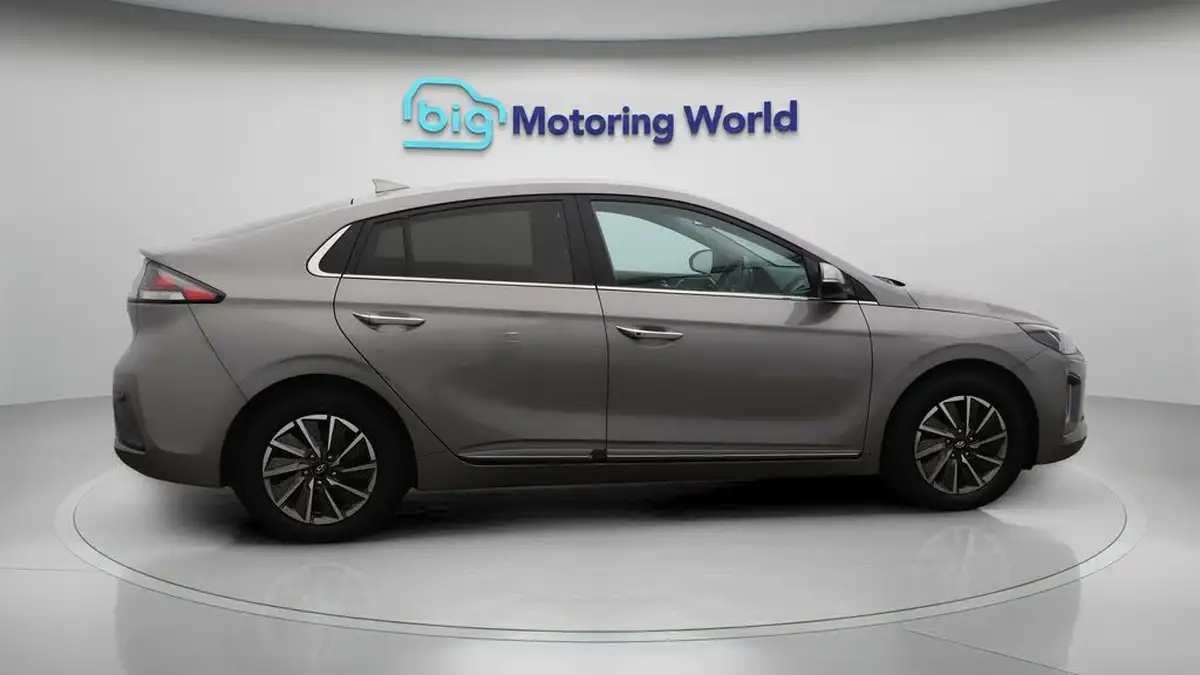 2022-hyundai-ioniq-e-premium-se-electric-big-8