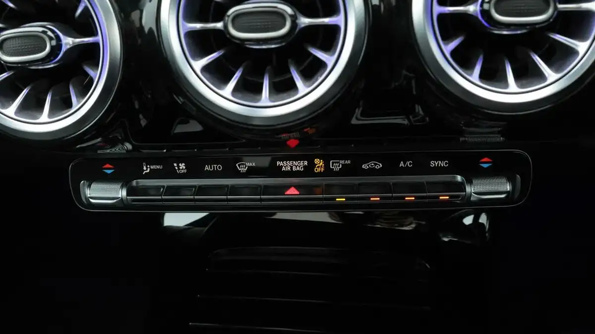 2021-mercedes-benz-cla-13-cla-180-amg-line-premium-plus-coupe-4d-big-12