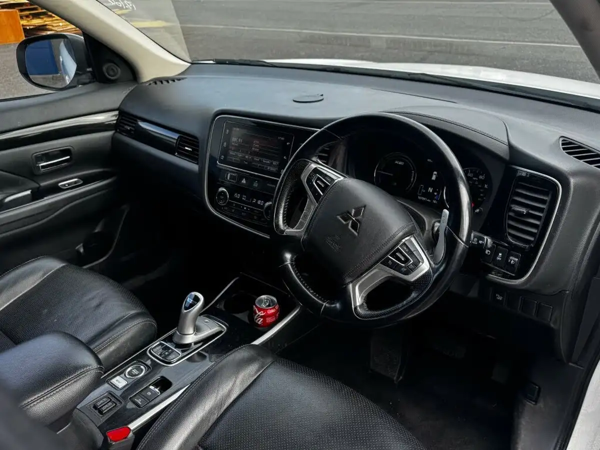 2017-mitsubishi-outlander-20-juro-phev-5st-big-9