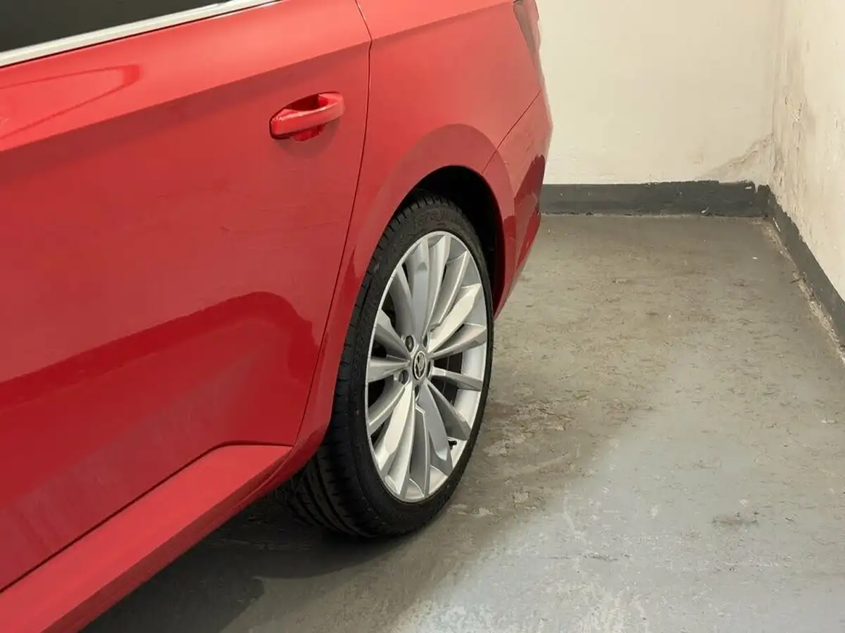 2015-skoda-superb-20tdi-se-l-executive-150ps-estate-dsg-big-4