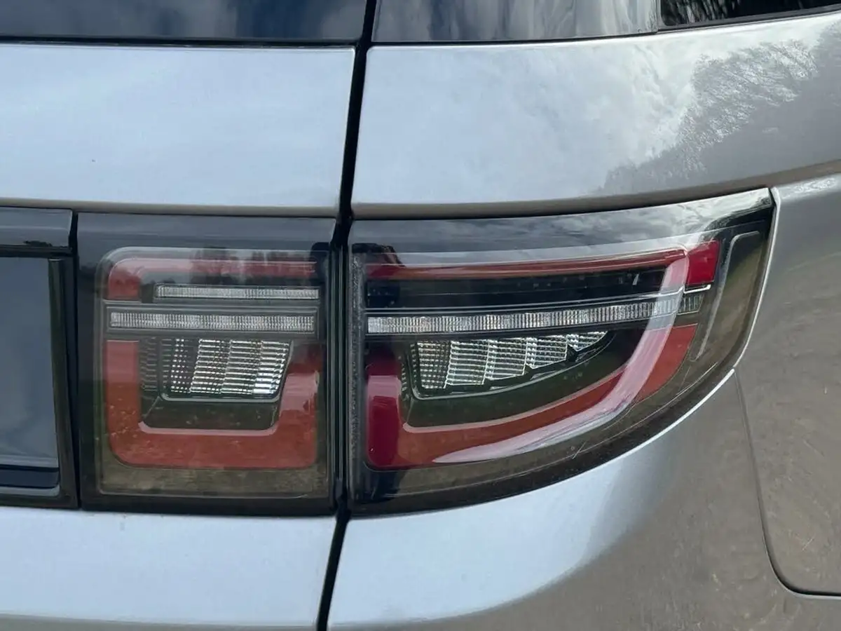 2022-land-rover-discovery-sport-15-p300e-r-dynamic-se-big-50