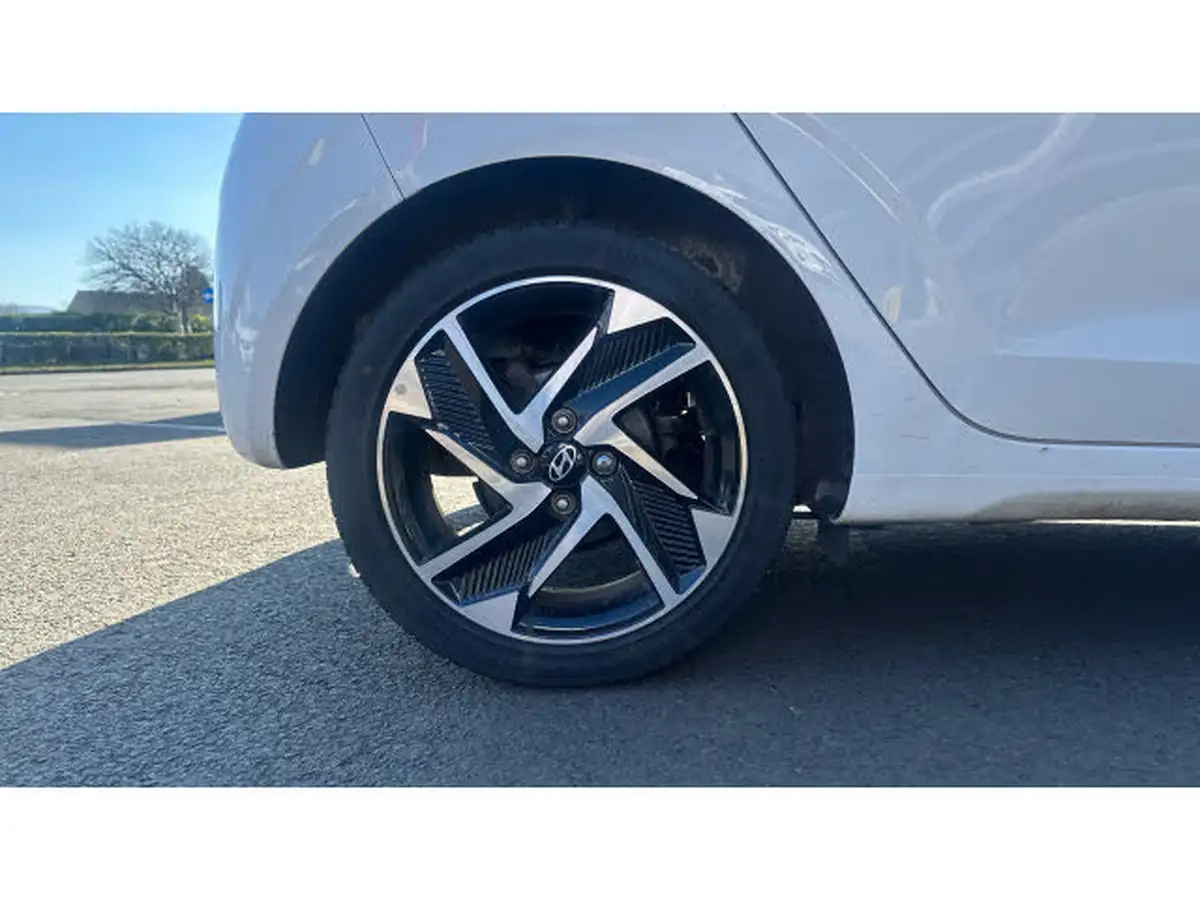 2023-hyundai-i10-12-premium-big-6
