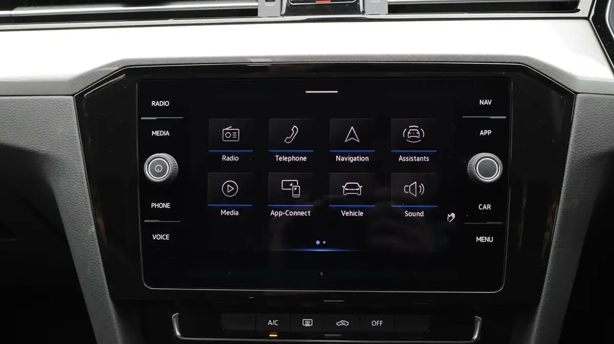 2022-volkswagen-passat-20tdi-se-nav-150ps-estate-5d-dsg-big-11