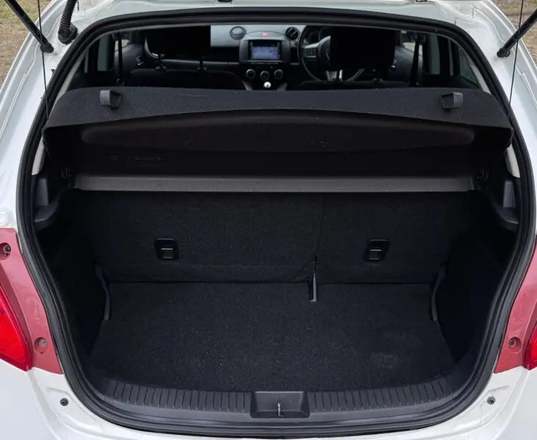 2013-mazda-mazda2-13-venture-big-17