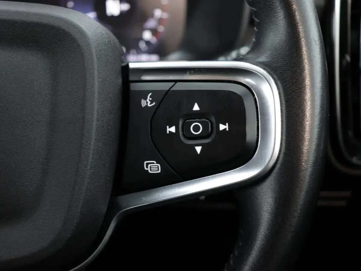 2020-volvo-xc40-15-t3-momentum-big-28