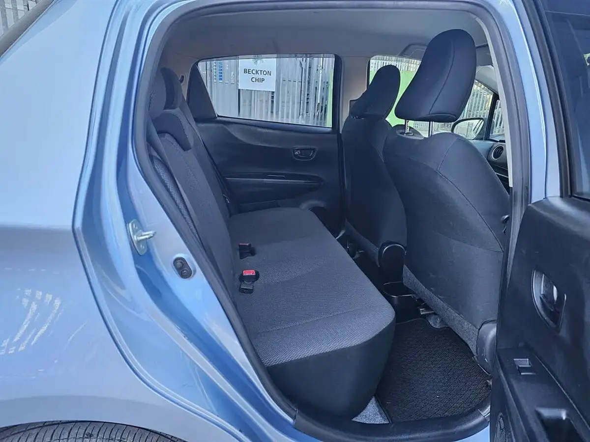 2013-toyota-yaris-big-16