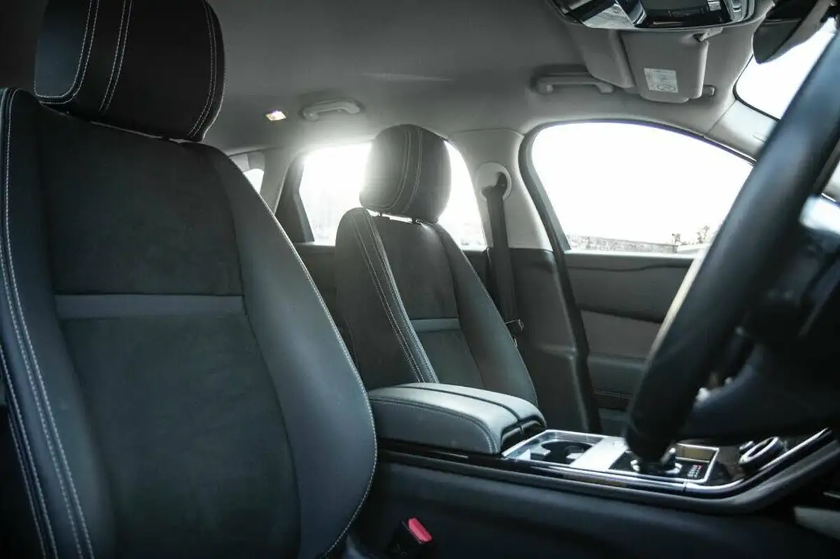 2020-land-rover-range-rover-velar-20-p250-no-trim-big-21