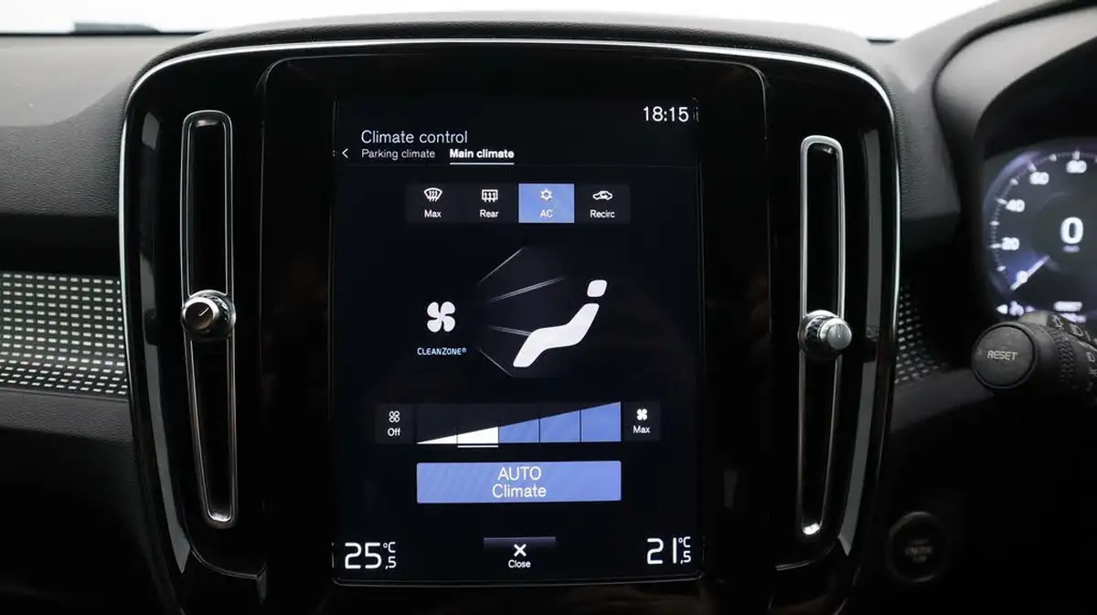 2020-volvo-xc40-20-b4-r-design-awd-big-12