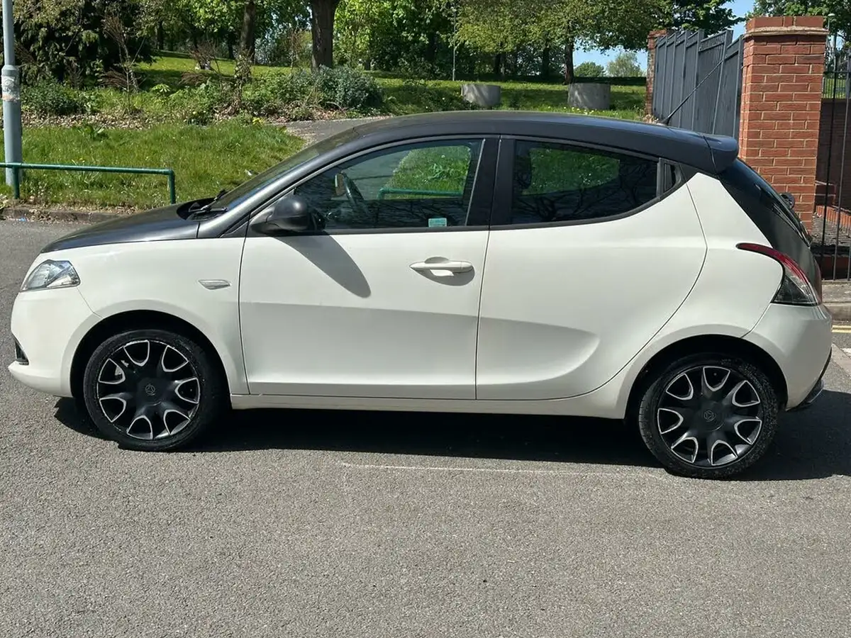 2014-chrysler-ypsilon-12-s-big-9