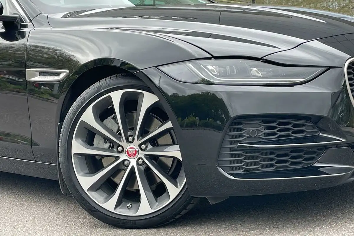 2020-jaguar-xe-20i-s-big-8
