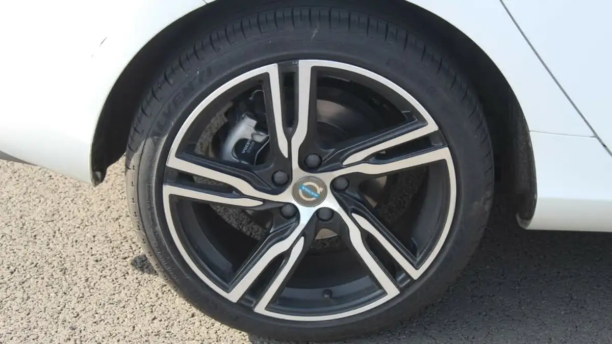 2016-volvo-v40-20td-d2-r-design-pro-big-3