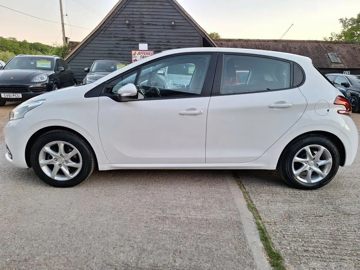 2016-peugeot-208-big-3