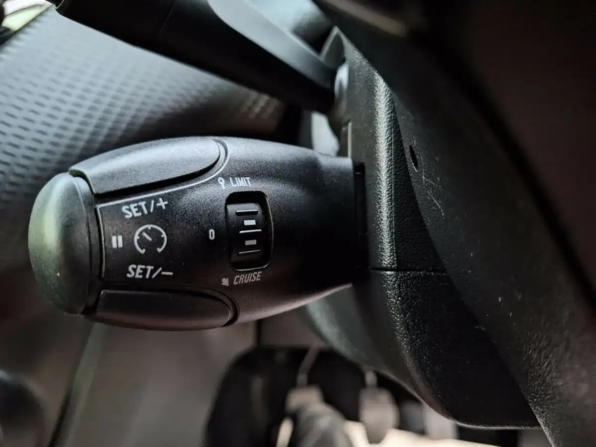 2016-peugeot-208-big-27