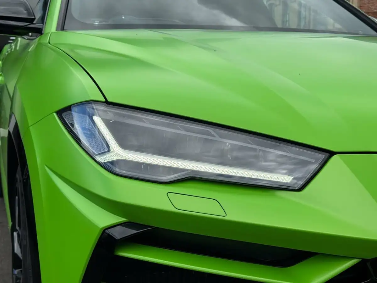 2021-lamborghini-urus-40-no-trim-big-12