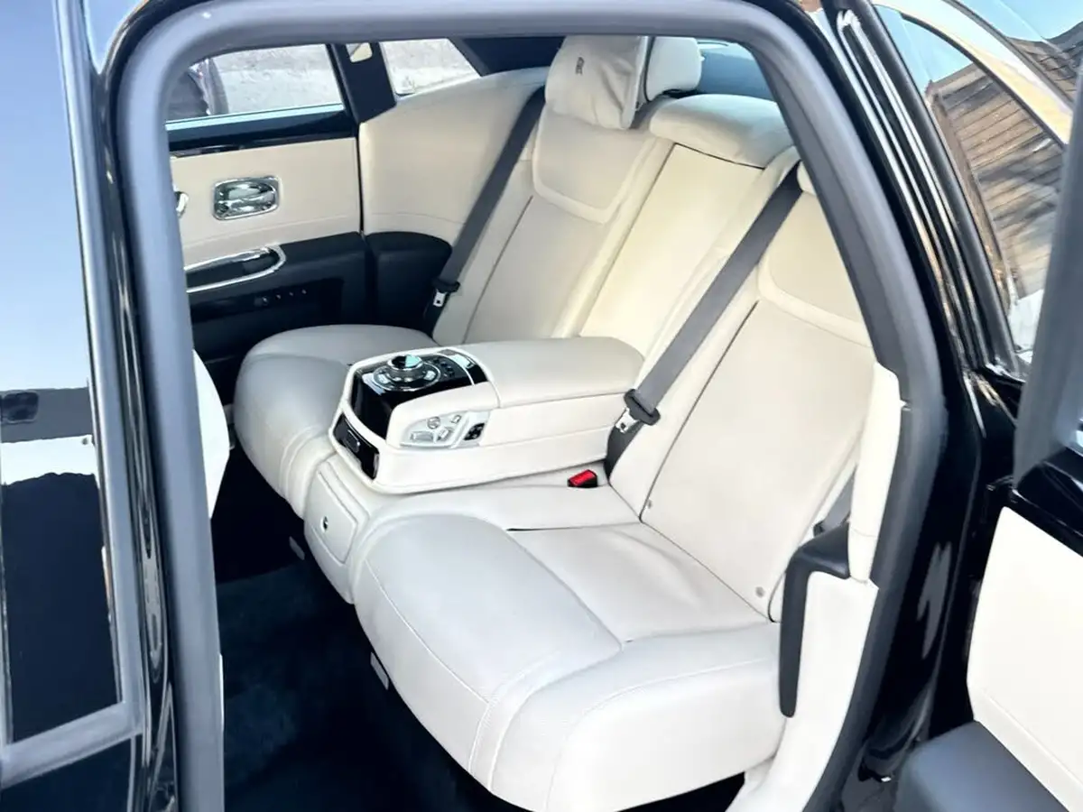 2016-rolls-royce-ghost-66-ewb-big-11