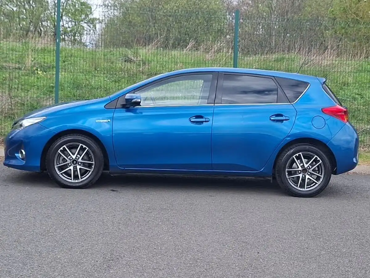 2015-toyota-auris-18-vvt-i-hsd-icon-plus-hatchback-big-3