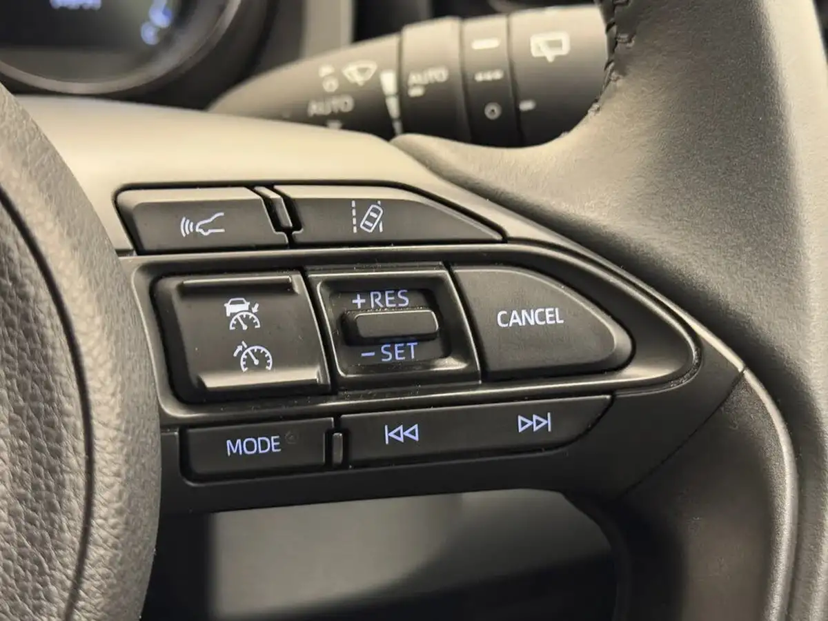 2023-mazda-mazda2-15-select-big-18
