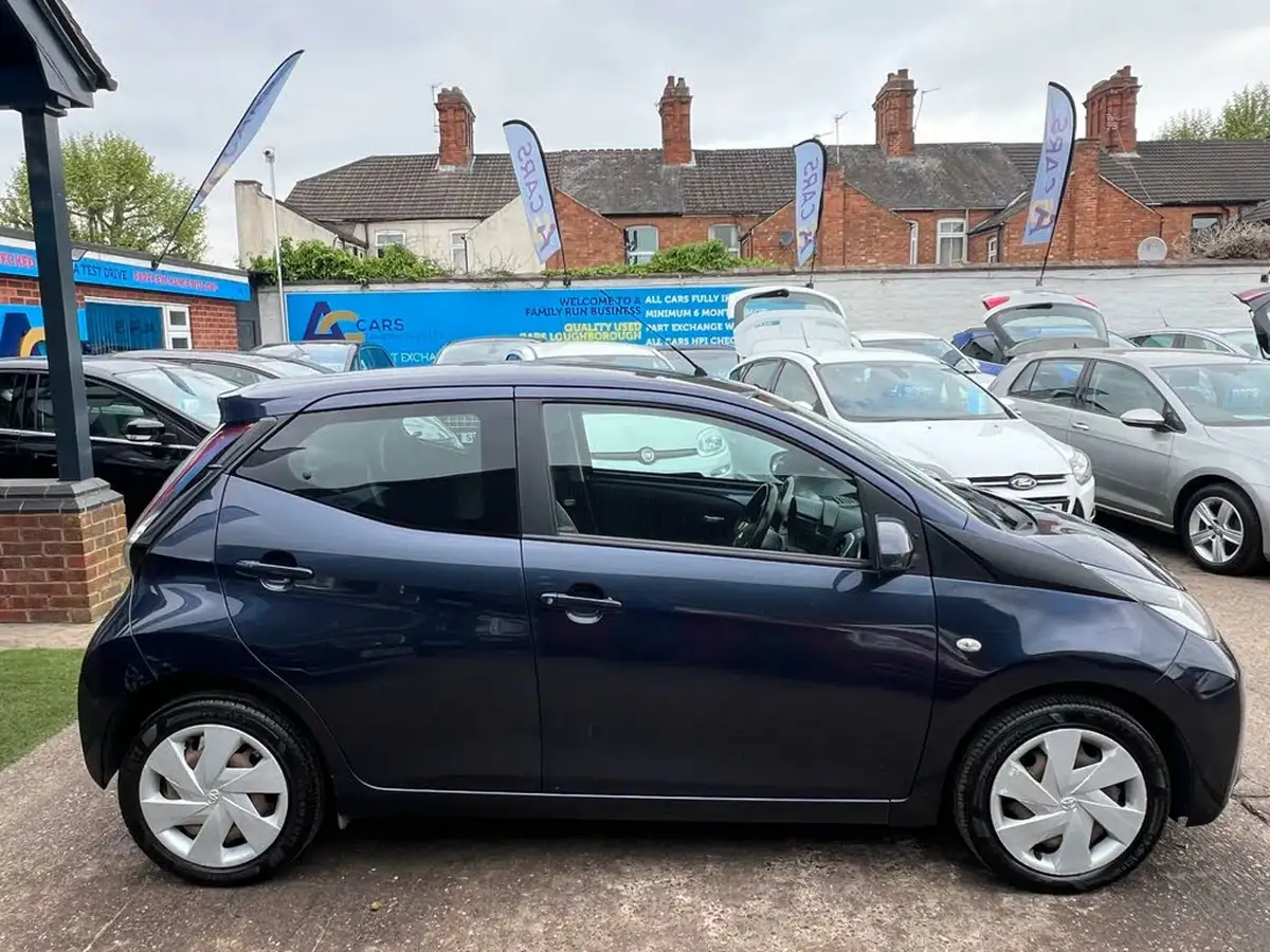 2016-toyota-aygo-10-vvt-i-x-play-68bhp-5d-big-7