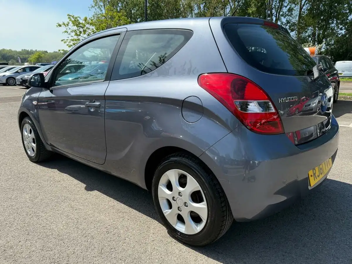 2011-hyundai-i20-12-comfort-3d-big-5