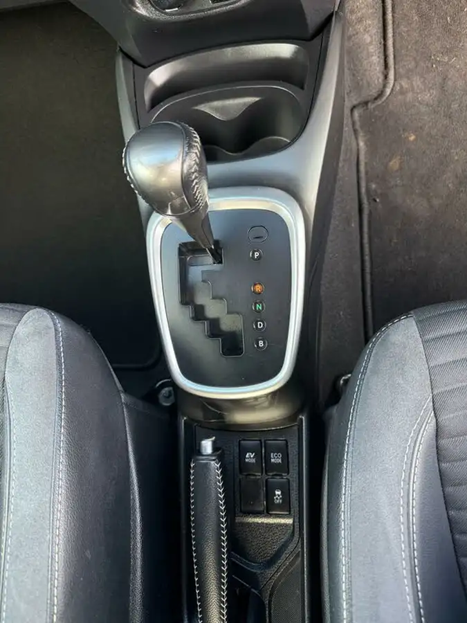 2015-toyota-yaris-15-vvt-i-excel-hybrid-15in-big-12