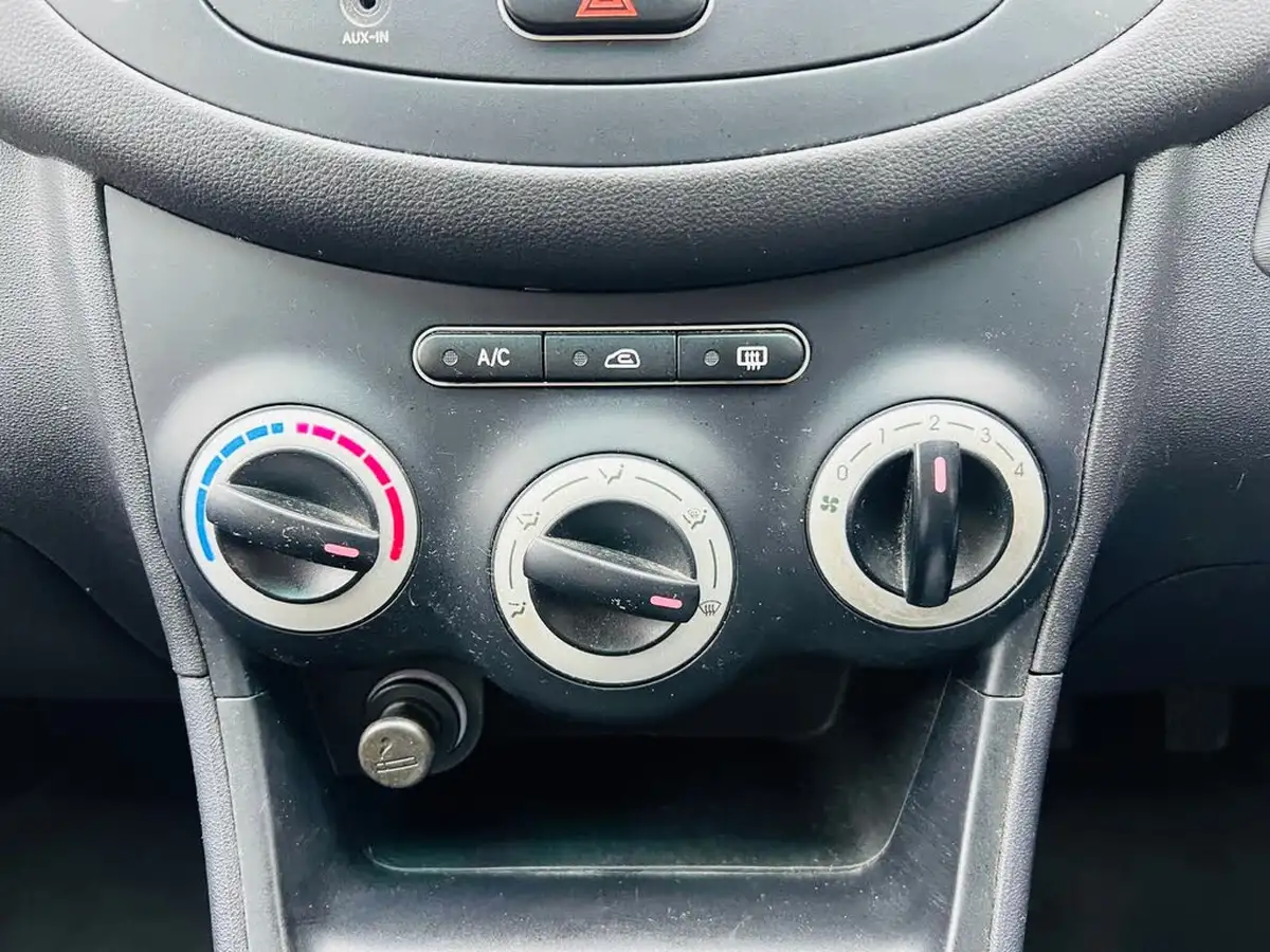 2010-hyundai-i10-12-comfort-76bhp-big-34