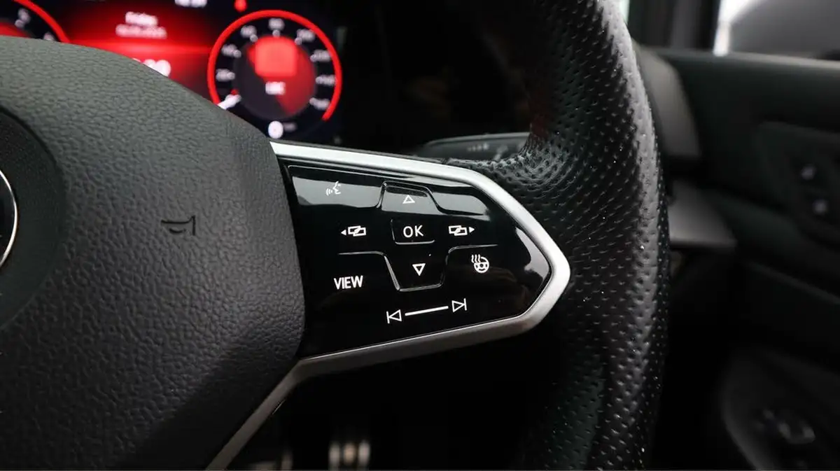 2021-volkswagen-golf-big-52