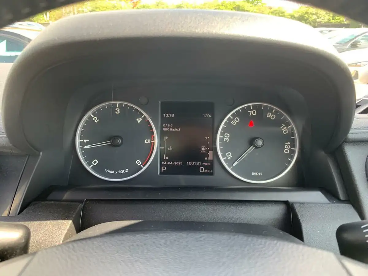 2015-land-rover-discovery-4-30-sd-v6-hse-big-15